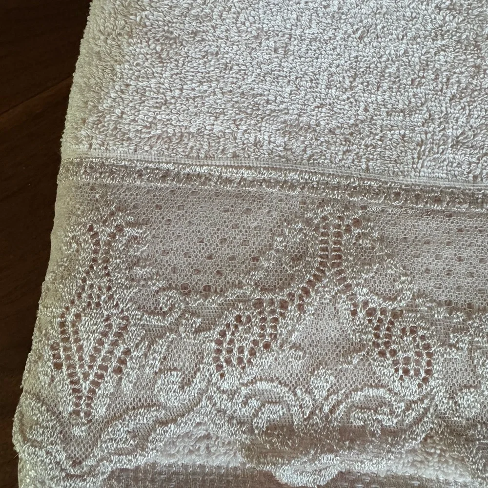 [Linens] Light Powder Pink Towel with Lace Detail